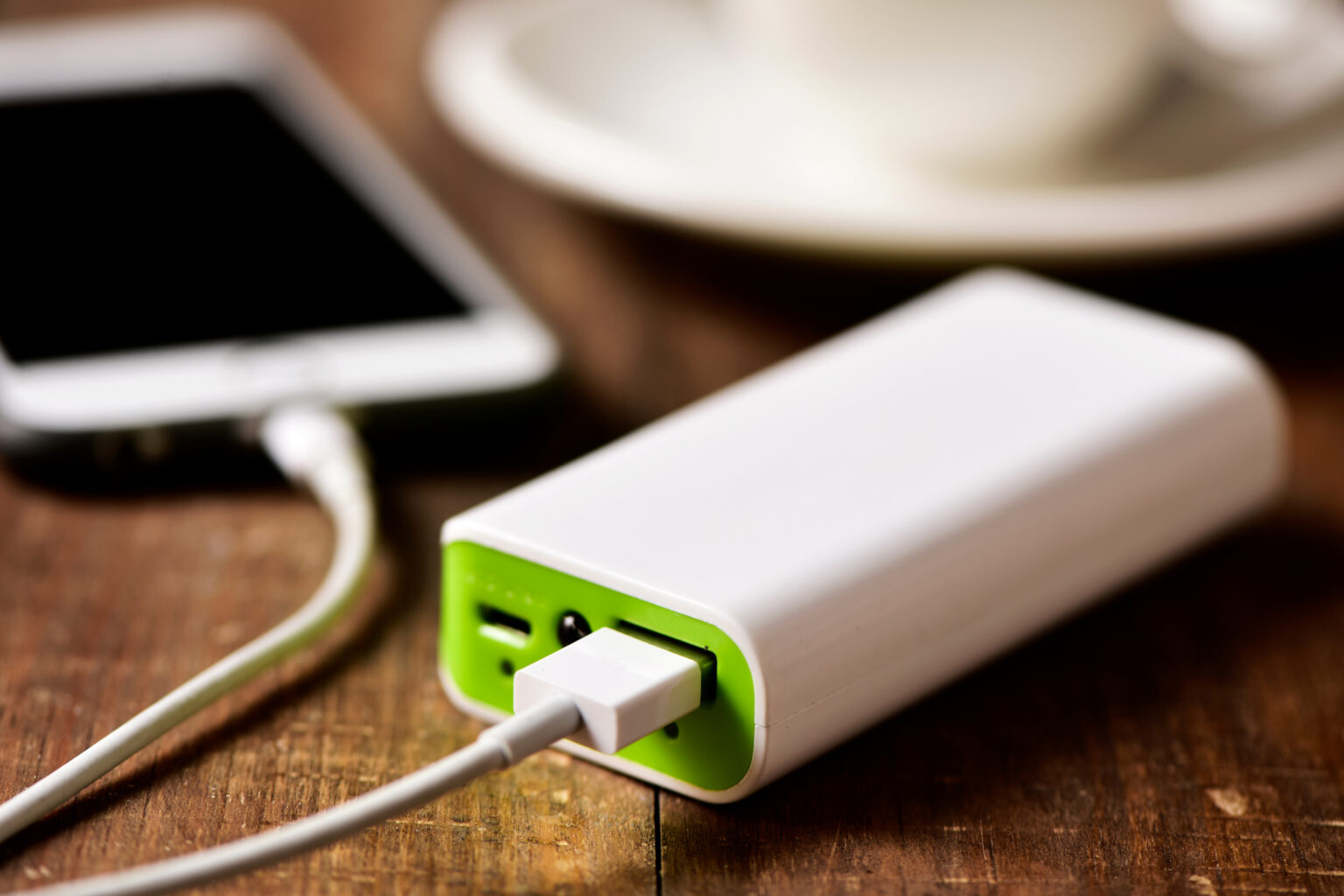 モバイルバッテリーを落としたら壊れたり発火することはあるの？安全な使い方を解説 | コラム