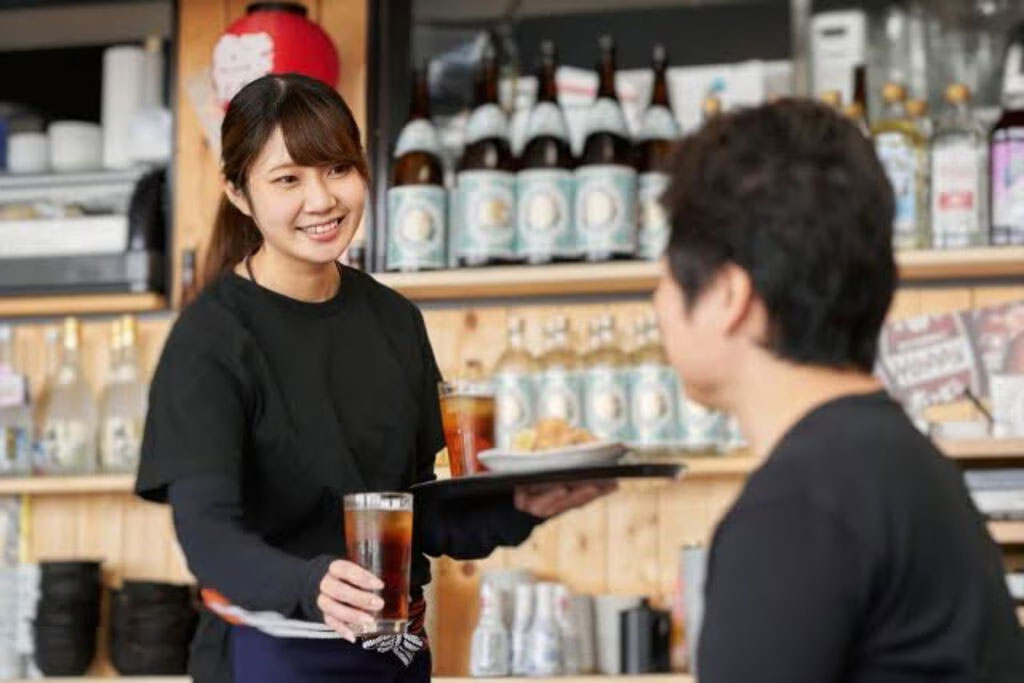 【飲食】お客様の充電ニーズを手間なく満たせる居酒屋ダイニングでの導入事例
