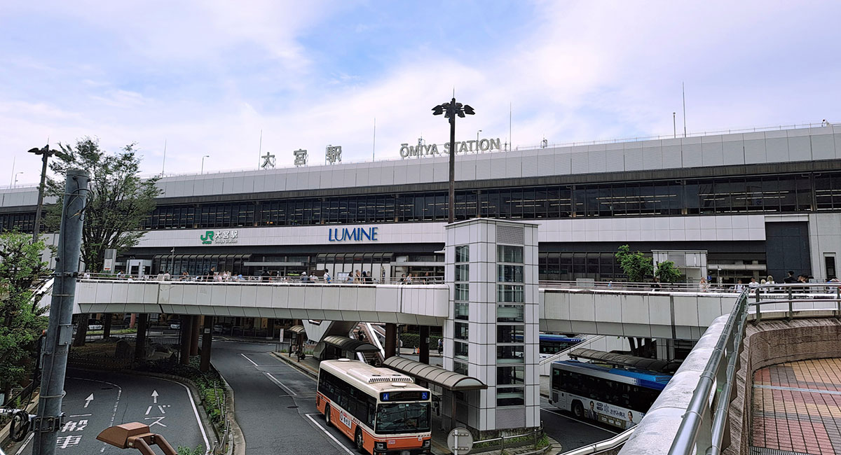 大宮駅で充電できる場所まとめ！改札内やカフェ、モバイル充電レンタルを徹底解説